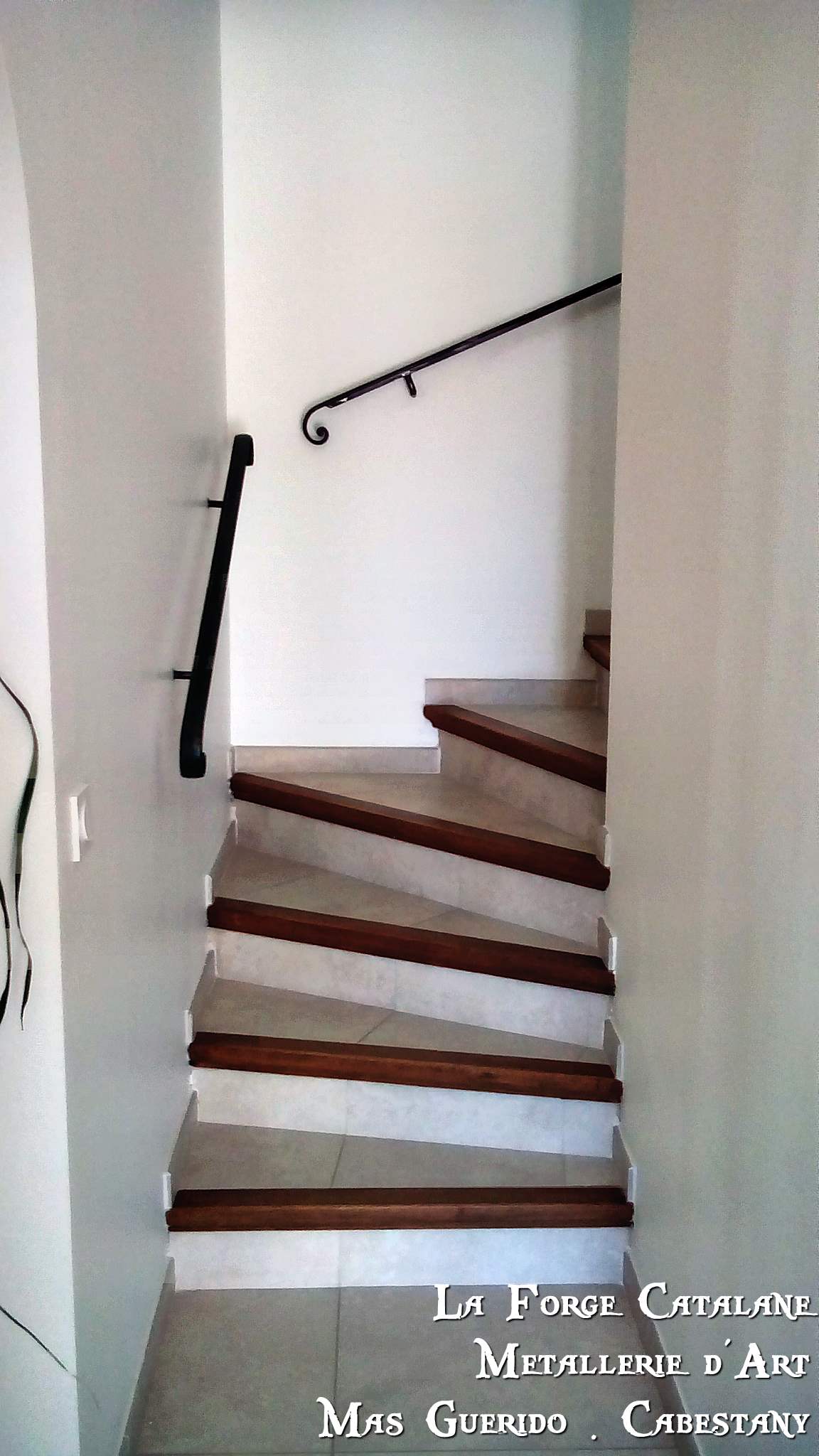 main courante en fer plat avec crosses de finition brut industriel forge catalane.jpg